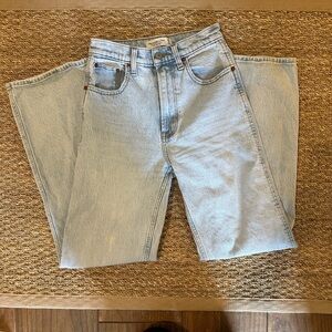 Abercrombie - 90s Relaxed Jean Ultra High Rise